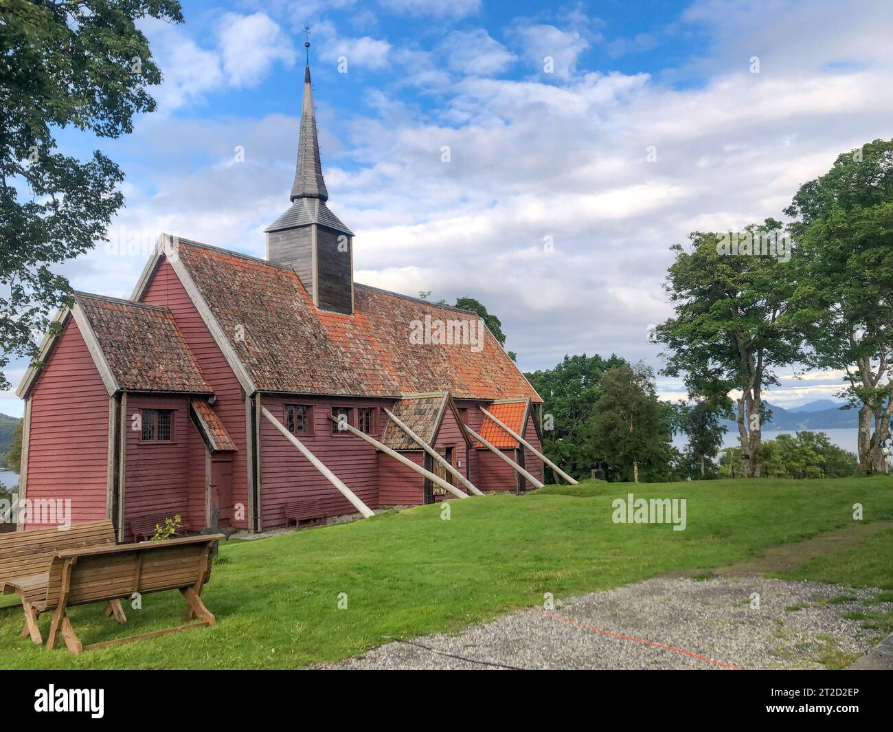 Kvernes Stavkyrkje (Norwegisch Kvernes stavkyrkje) ist eine ehemalige Pfarrkirche der norwegischen Kirche Averøy in Møre og Romsdal Co Stockfoto