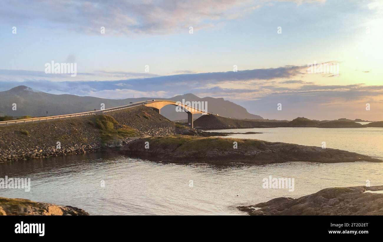 Die Storseisundet-Brücke, die Hauptattraktion der Atlantikstraße. Norwegen. Das County More og Romsdal und die James Bond Bridge. Stockfoto