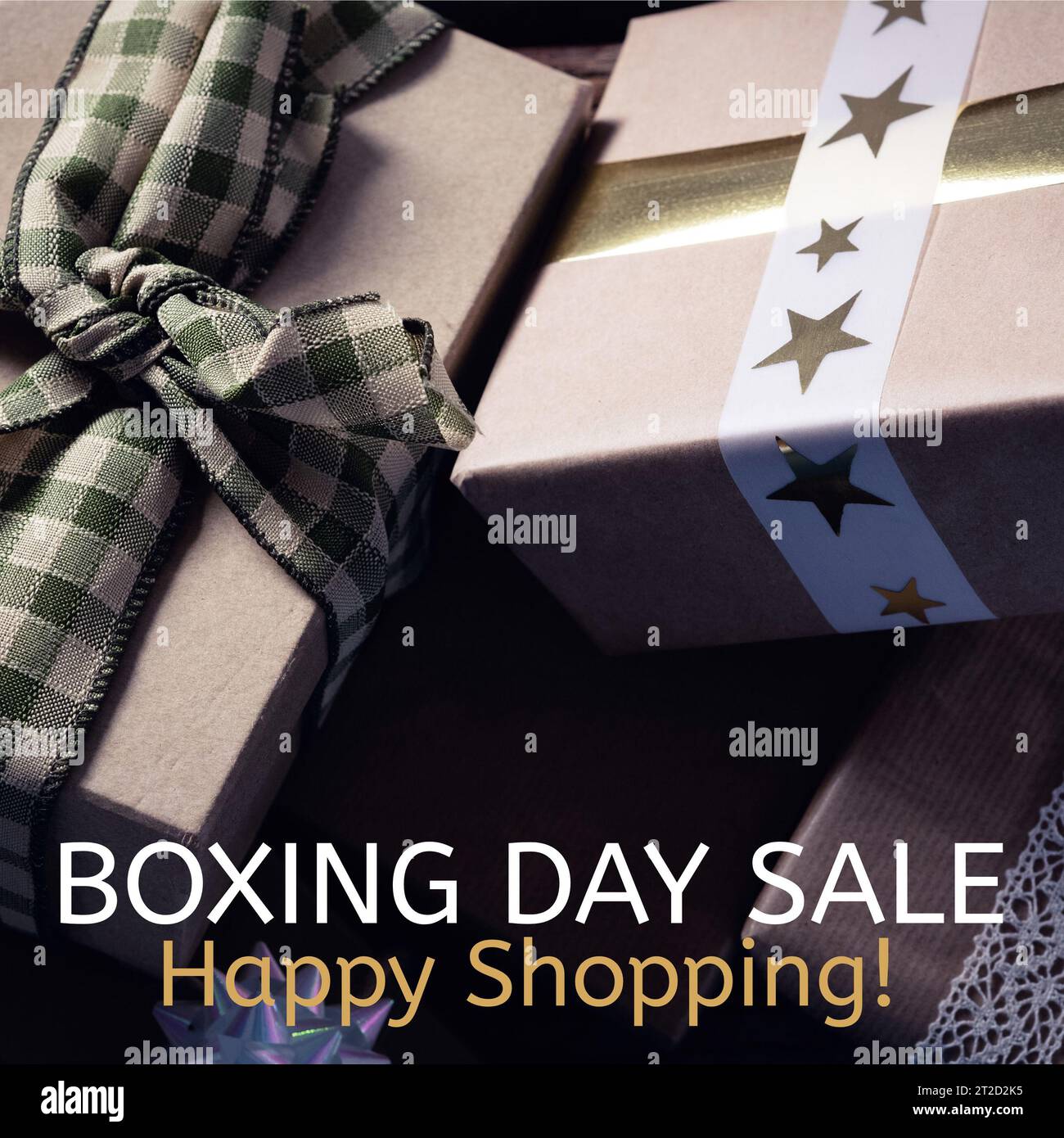 Composite aus Boxing Day Sale, fröhlicher Einkaufstext über Geschenkboxen Stockfoto