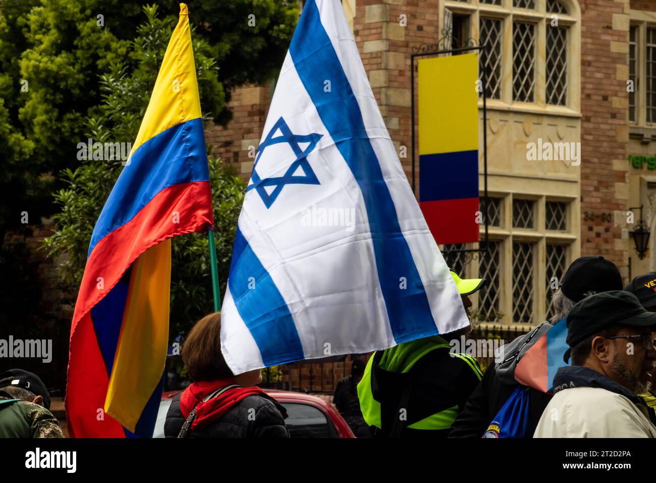 Bogota, Kolumbien - 18. Oktober 2023. Israel und Kolumbien fahnen den friedlichen Protest der Mitglieder der aktiven Reserve des Militärs und der Polizei Stockfoto