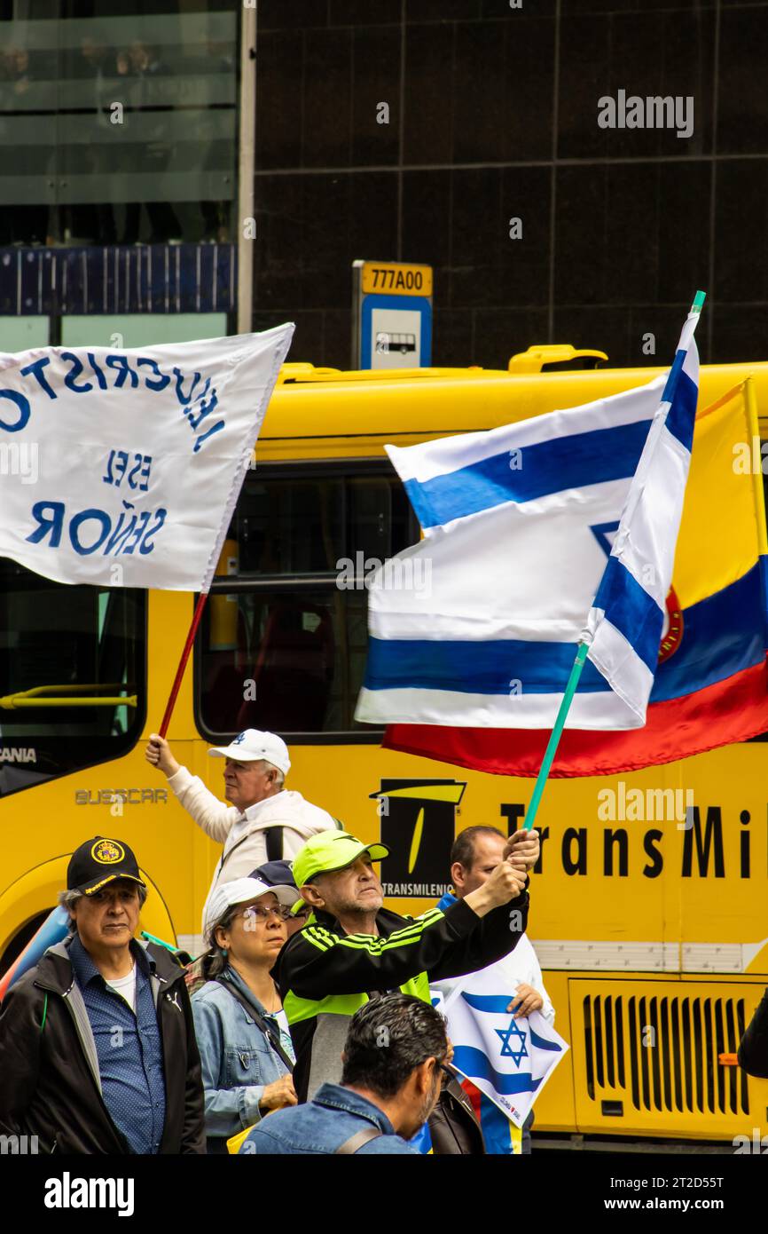 Bogota, Kolumbien - 18. Oktober 2023. Israel und Kolumbien fahnen den friedlichen Protest der Mitglieder der aktiven Reserve des Militärs und der Polizei Stockfoto