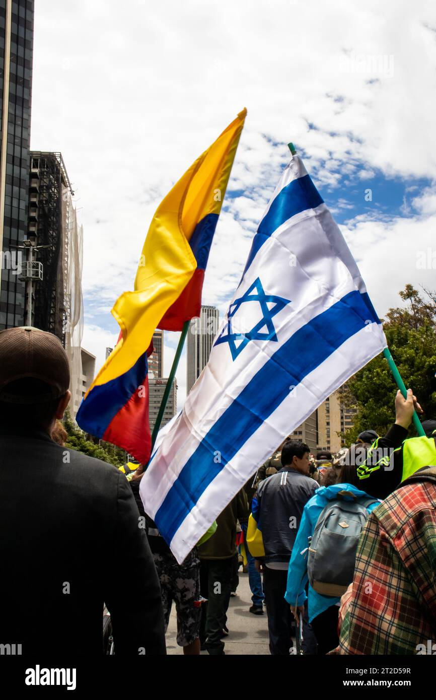Bogota, Kolumbien - 18. Oktober 2023. Israel und Kolumbien fahnen den friedlichen Protest der Mitglieder der aktiven Reserve des Militärs und der Polizei Stockfoto