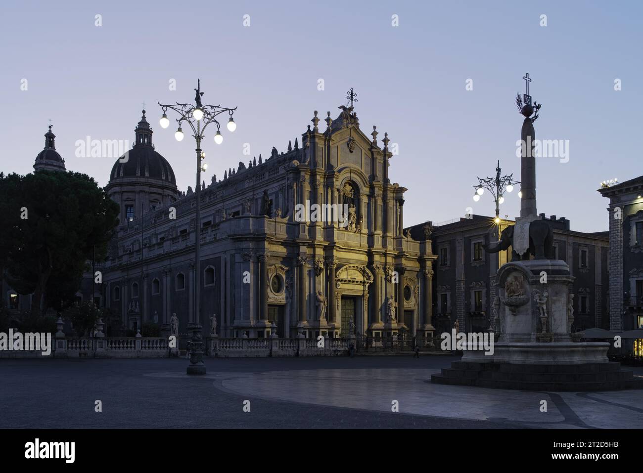 Kathedrale Santa Agata und Elefantenplatz in der Stadt Catania, Italien, in der Abenddämmerung. Stockfoto