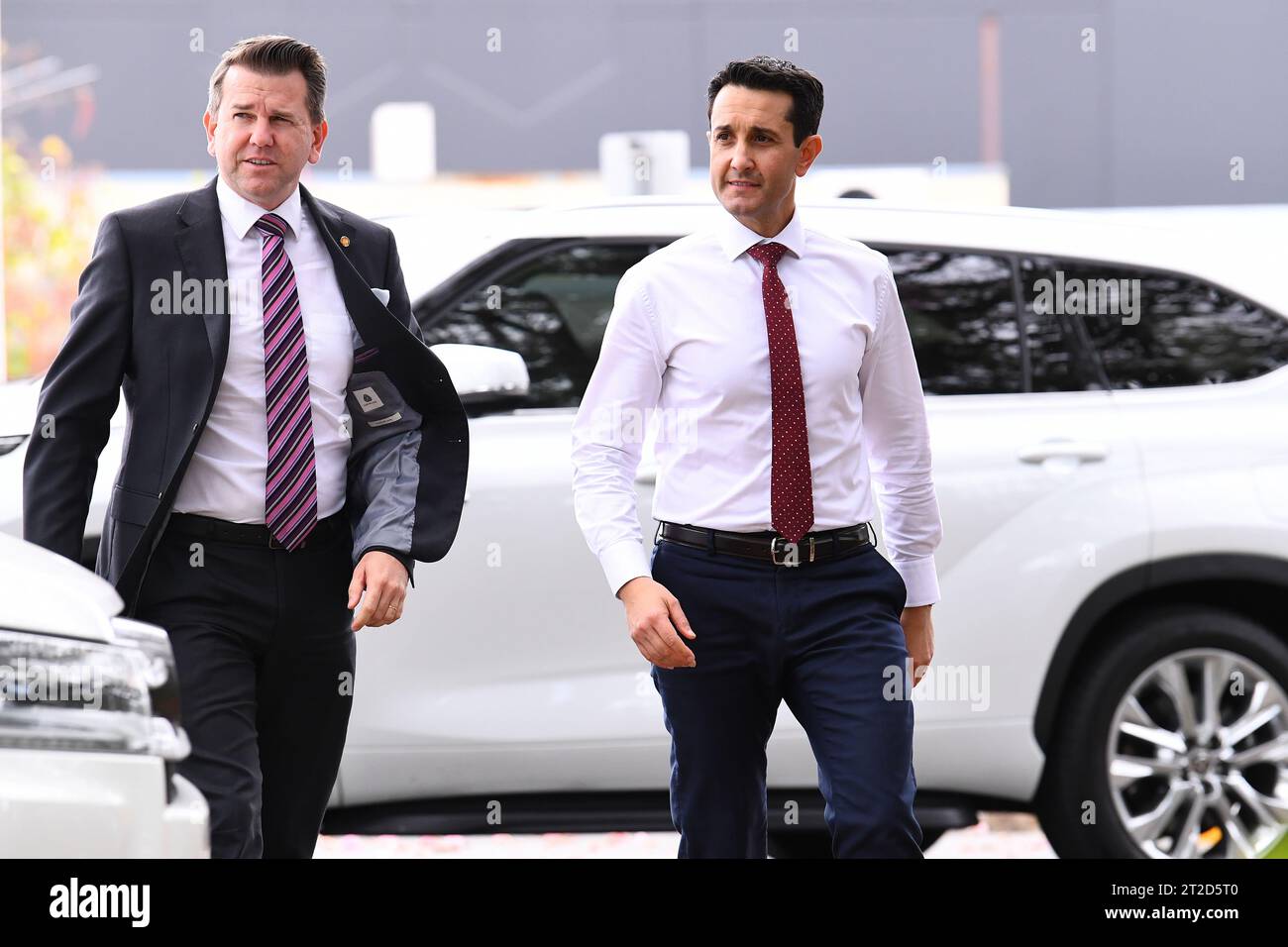 Der stellvertretende Vorsitzende Jarrod Bleijie und der Oppositionsführer von Queensland David Crisafulli treffen am Donnerstag, den 19. Oktober 2023, zu einer Pressekonferenz in Brisbane ein. (AAP Image/Jono Searle) KEINE ARCHIVIERUNG Stockfoto