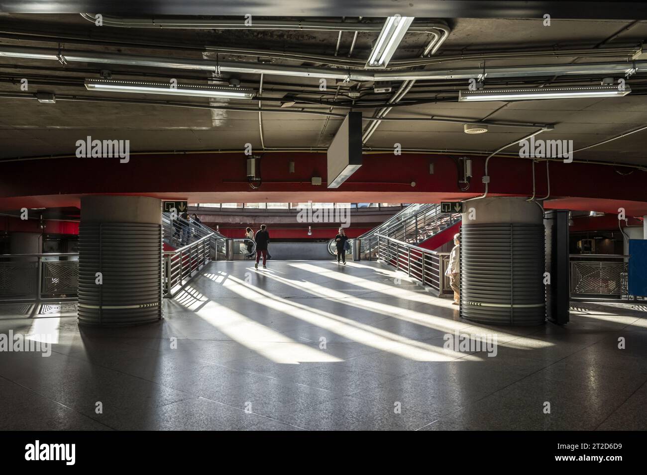 Zugang zu unterirdischen Rolltreppen der Metro Madrid Stockfoto