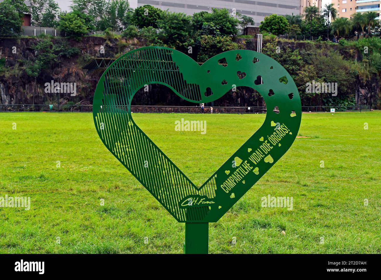 RIBEIRAO PRETO, SAO PAULO, BRASILIEN - 17. April 2023: Metal Heart on Public Park mit Inschrift auf Portugiesisch, die besagt: Share Life! Spende Organe! Stockfoto