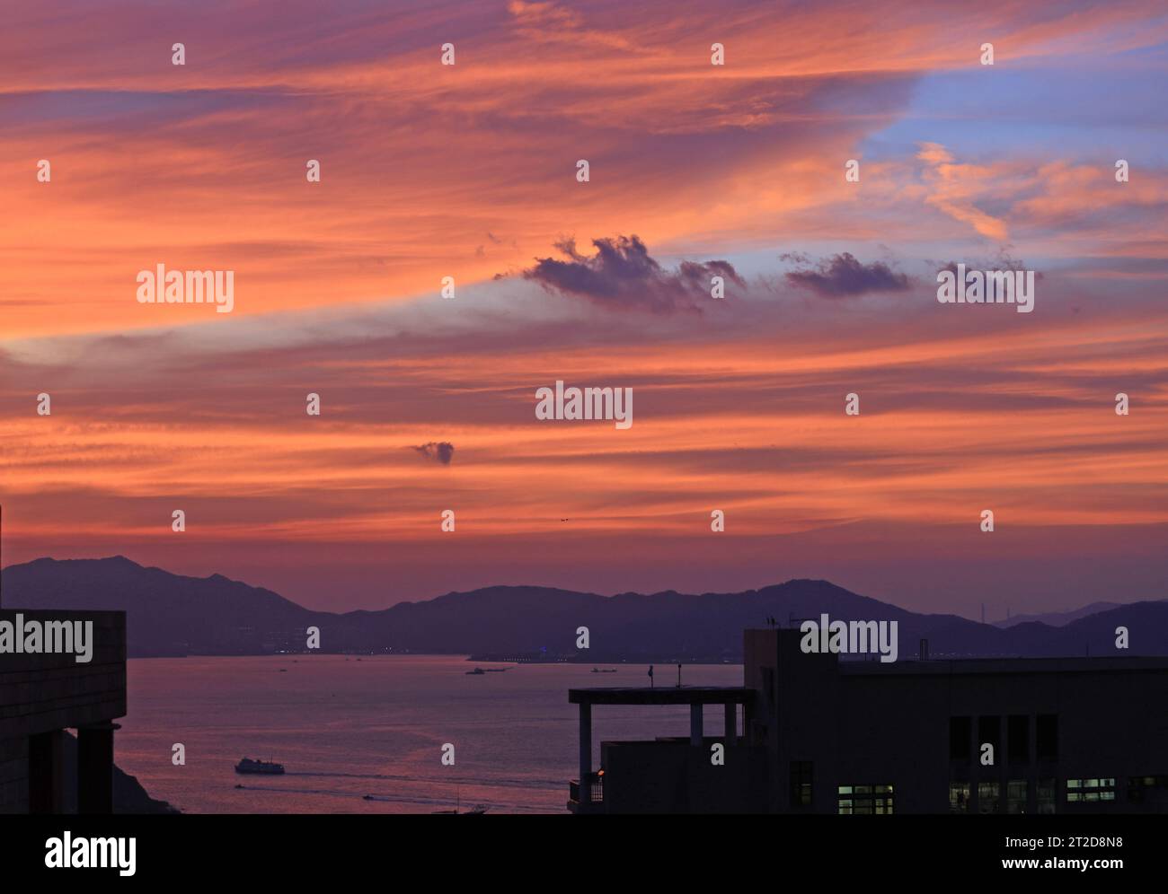 Stadtbild von Hong Kong, Lage in Sheung Wan mit einem Teil des Victoria Harbour während des Sonnenuntergangs und Nachleuchtens Stockfoto