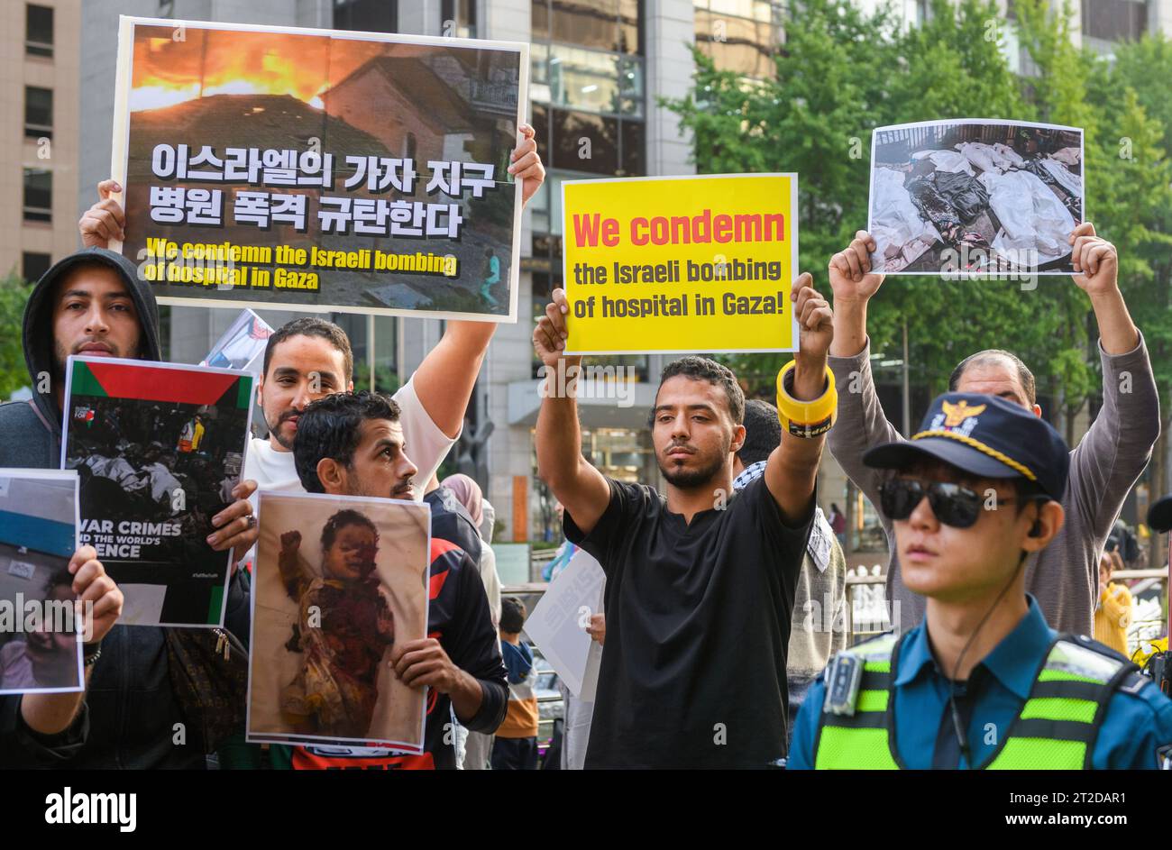 Pro-palästinensische Anhänger halten Zeichen, die ihre Meinung während einer Kundgebung zur Unterstützung Palästinas in der Nähe der israelischen Botschaft in Seoul zum Ausdruck bringen. Eine Gruppe pro-palästinensischer Unterstützer veranstaltet eine Kundgebung, um Israel zu drängen, die Angriffe auf den Gazastreifen in Seoul einzustellen. (Foto: KIM Jae-Hwan / SOPA Images/SIPA USA) Stockfoto