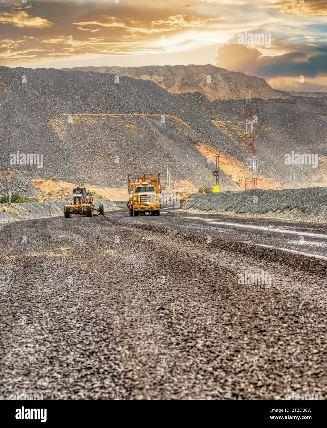 Diamantbergwerk im Tagebau, Bergbaugrader und Staubsauger, die die Schotterstraße mit Zugang zur Grube warten Stockfoto