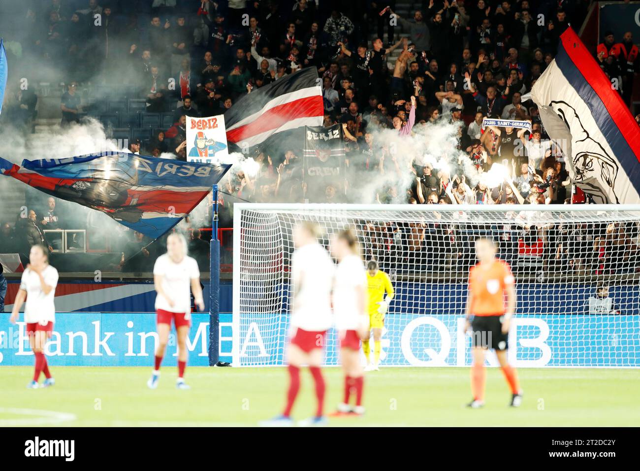 Paris, Frankreich. Oktober 2023. Paris Saint-Germain's Radical Fans Fußball/Fußball : Radical Paris Saint-Germain Fans freuen sich, wenn ihre Mannschaft beim 2. Legspiel der UEFA Women's Champions League Runde zwischen Paris Saint-Germain feminine 3-1 Manchester United WFC im Parc des Princes in Paris, Frankreich, punktet und gebannt wird. Quelle: Mutsu Kawamori/AFLO/Alamy Live News Stockfoto