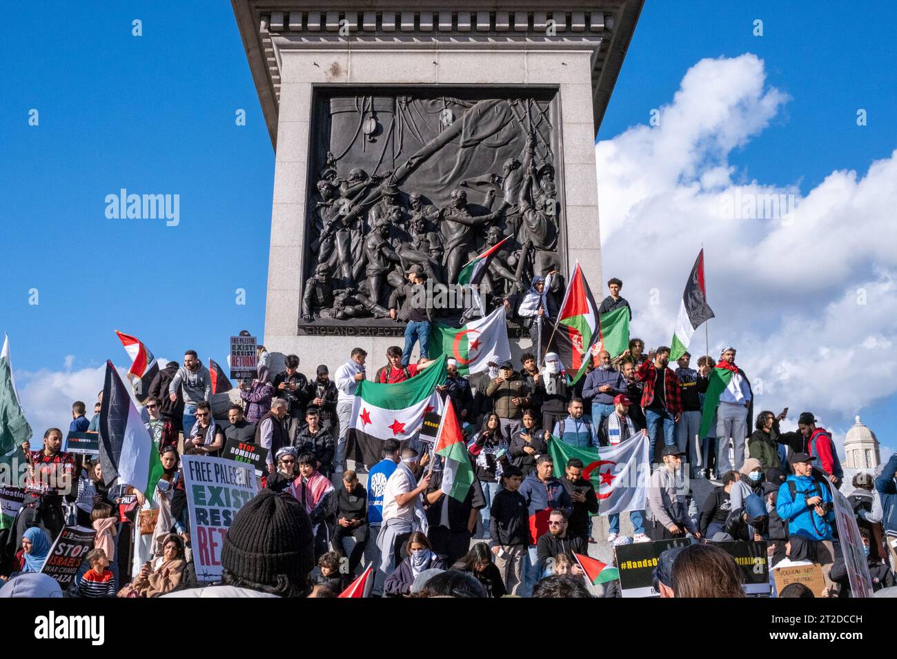 Tausende marschieren durch Zentral-London aus Protest gegen Israels Militäraktion im Gazastreifen. Stockfoto