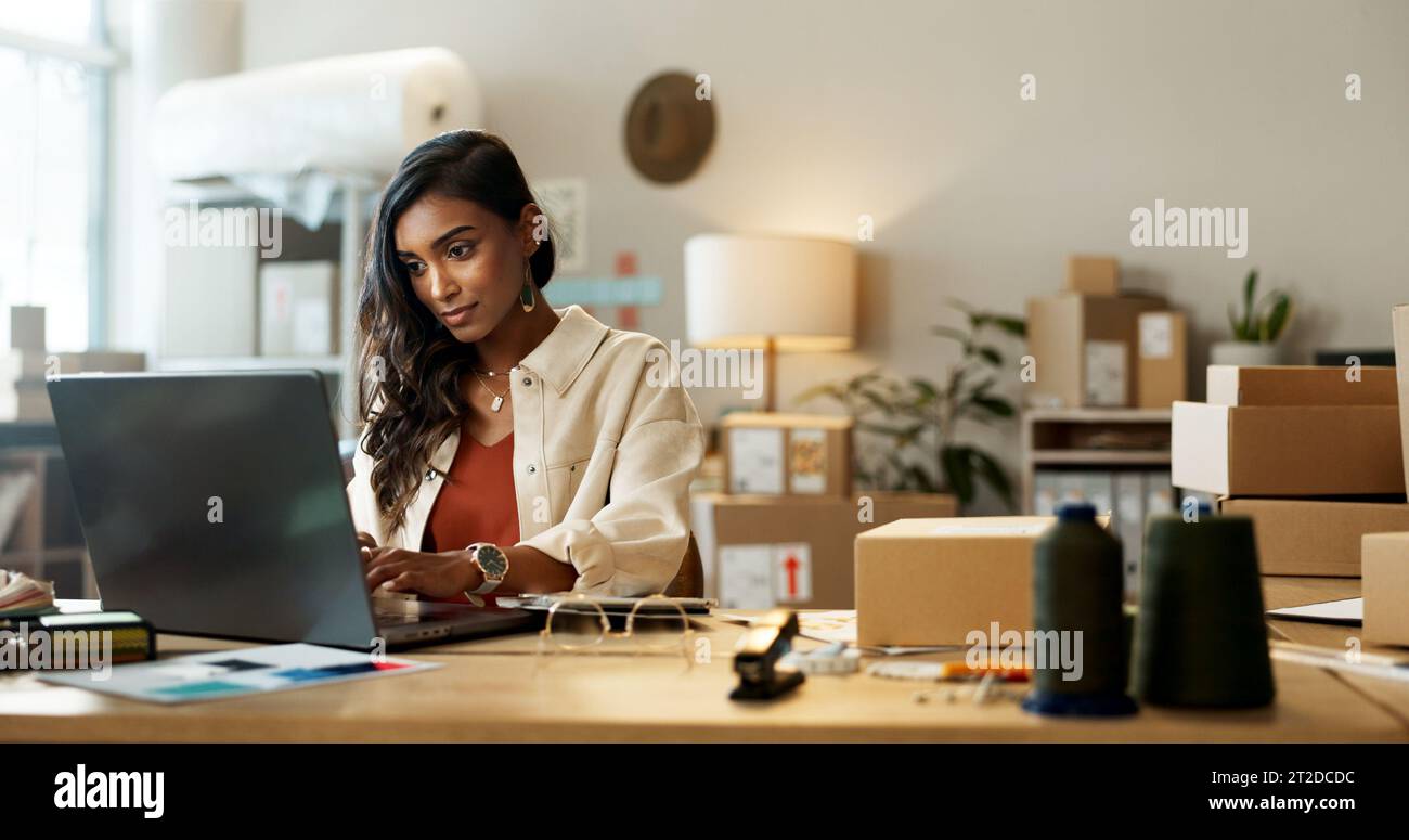 Frau, Unternehmen und Versand auf Laptop im Büro für Forschung, Feedback und Lieferkette für E-Commerce. Inder, Person oder Planung auf pc für Logistik Stockfoto