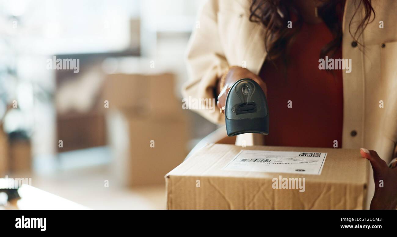 Frau, Hände und Scan-Box in der Logistik für Bestandskontrolle, Lagerkontrolle oder Preisgestaltung in der Boutique. Nahaufnahme des weiblichen Personen- oder Mitarbeiterscans Stockfoto