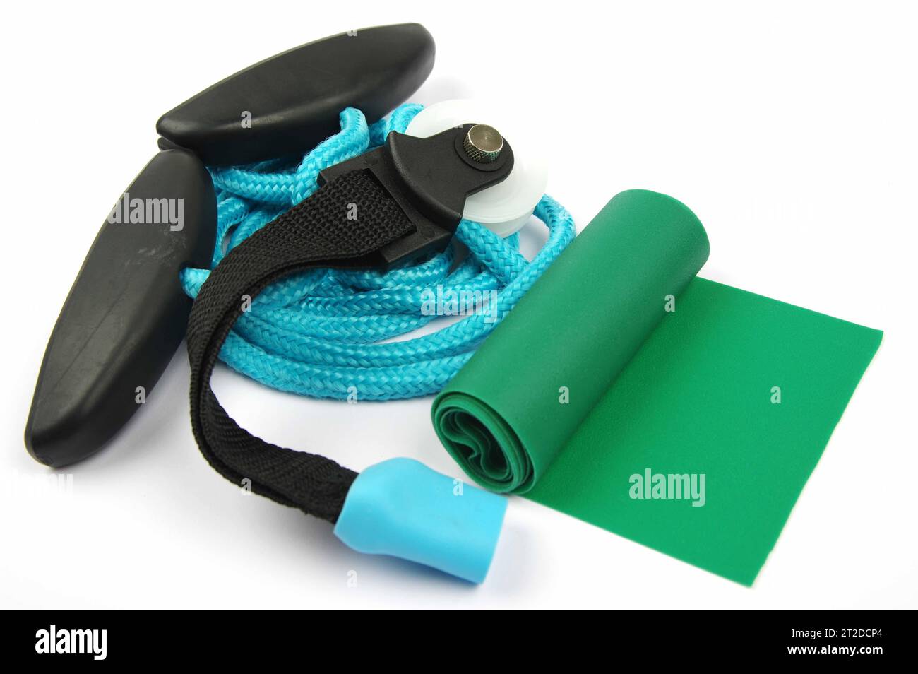 Physiotherapie-Trainingsgeräte mit Armrolle und Stretchband auf weißem Hintergrund Stockfoto