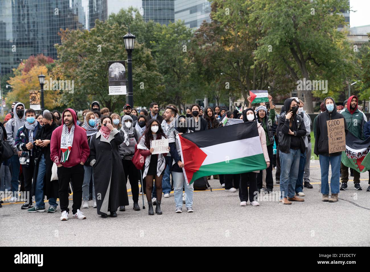 Toronto, Kanada - 18. Oktober 2023: Die Stadtlandschaft Toronto pulsiert vor Inbrunst, während sich die Bürger vereinen, um ihre Sorgen und Hoffnungen für die Palästinenser zu äußern Stockfoto