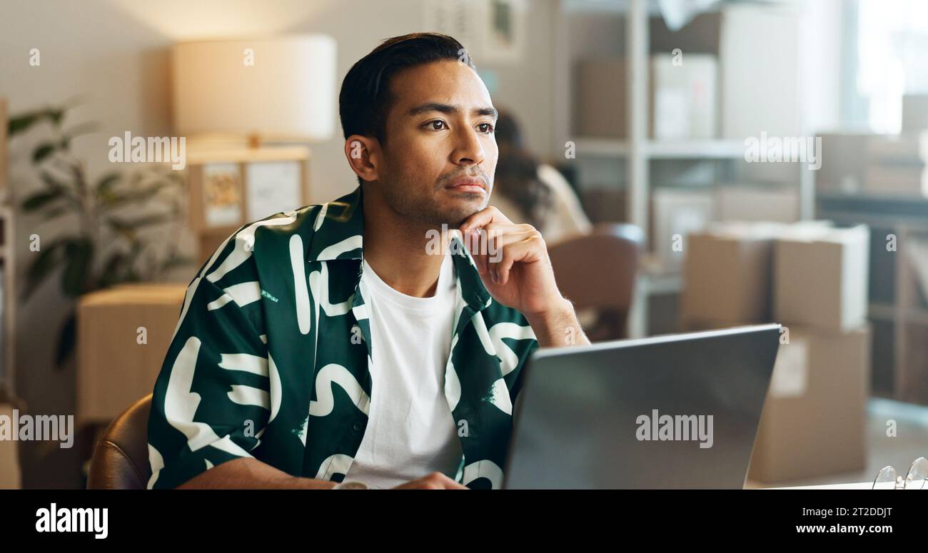 Versand, Mensch und Denken mit Laptop im Büro für Forschung, Feedback und Lieferkette für Unternehmen. Asiatisch, Person und Idee mit pc für Logistik Stockfoto