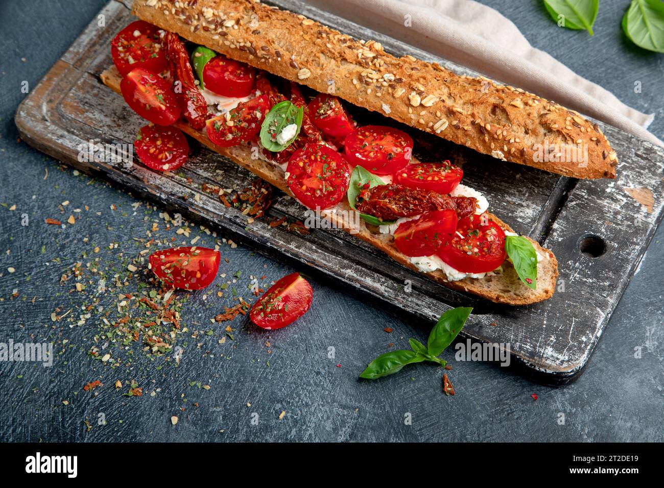 Frisches Baguette mit Caprese. Köstliches Sandwich mit Tomaten und Mozzarella mit frischen Basilikumblättern. Italienisches Essen. Stockfoto