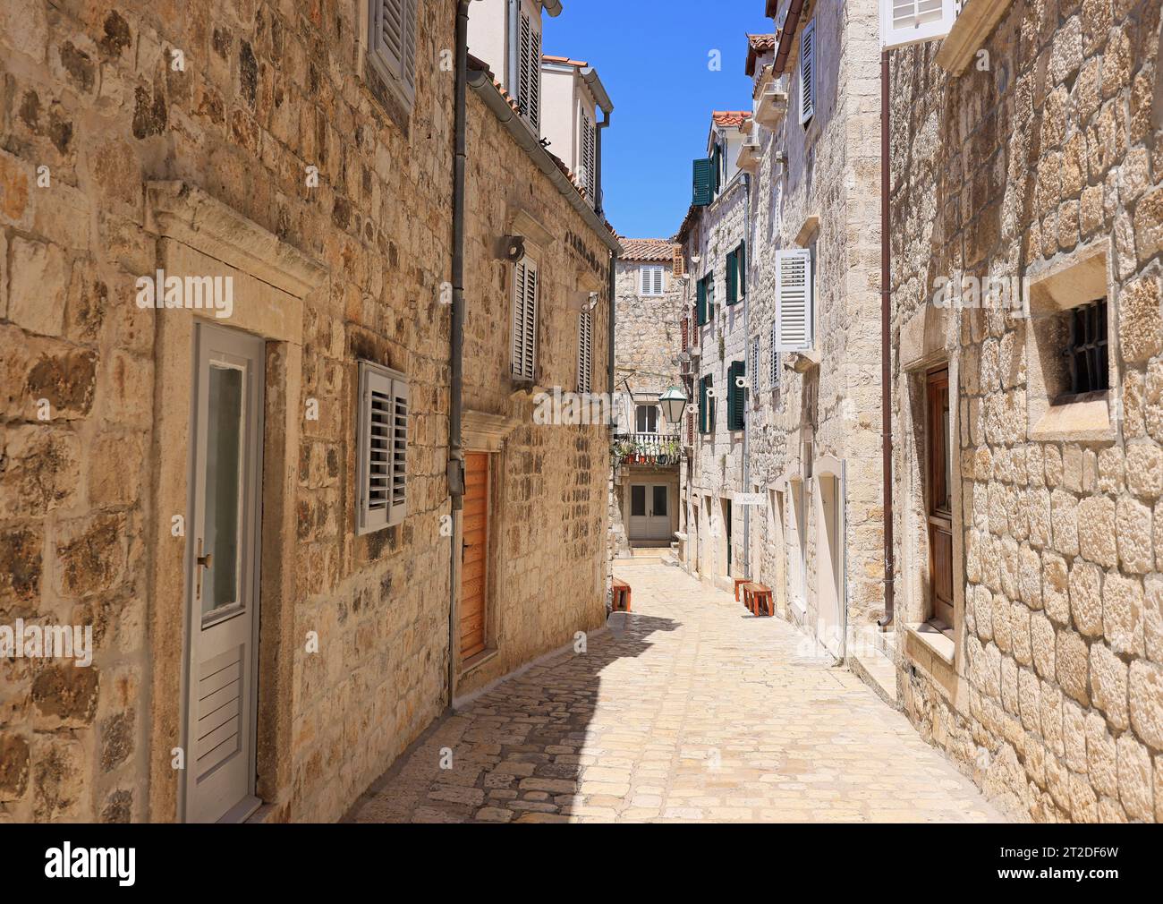 Traditionelle enge Straße in Hvar, Kroatien Stockfoto