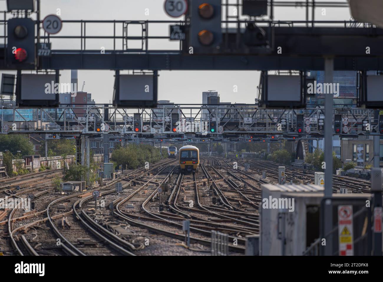Blick auf mehrere Bahngleise und überhängende Portalsignale östlich der Bahnsteige am Bahnhof London Bridge, London, Großbritannien Stockfoto