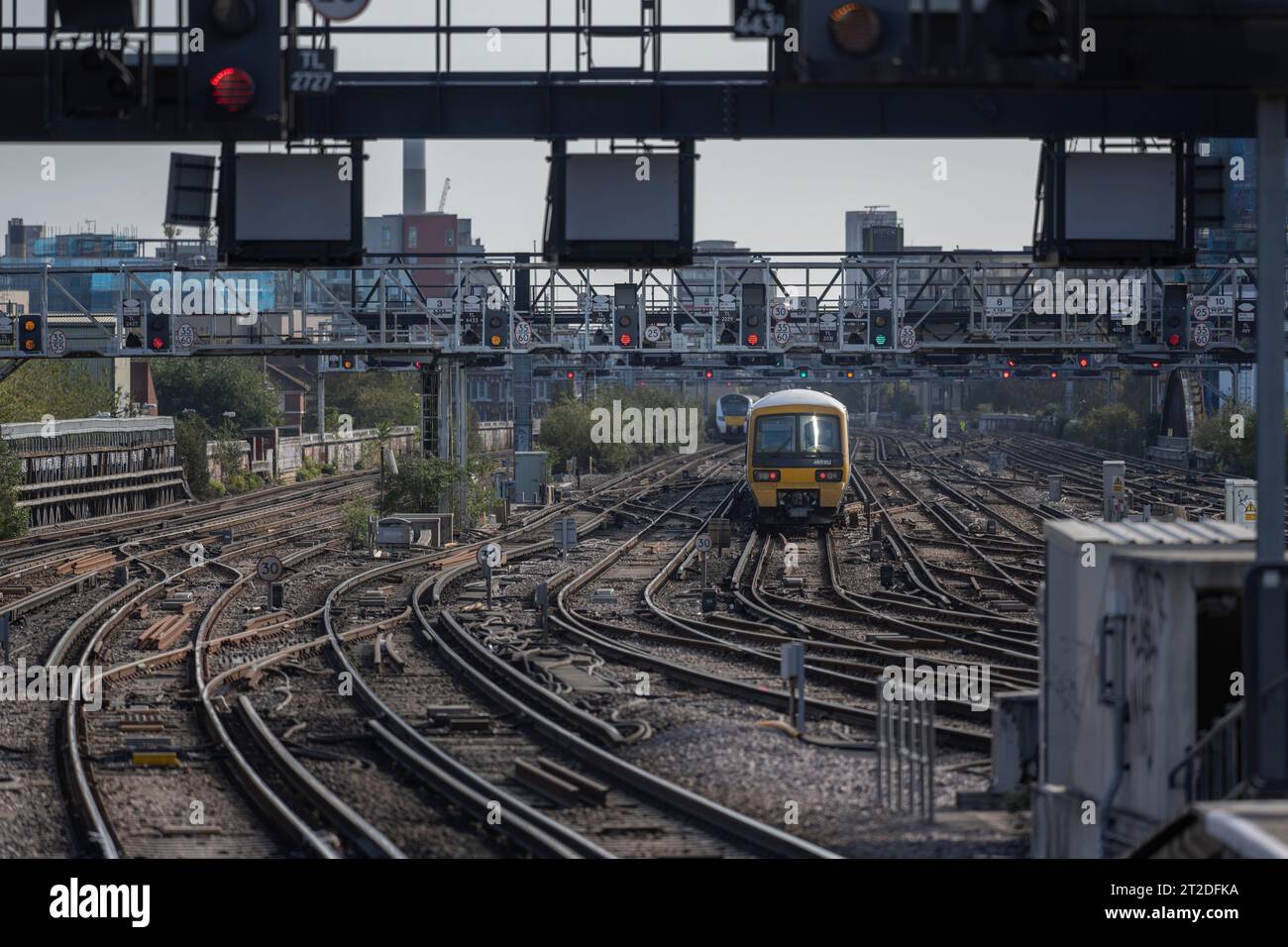 Blick auf mehrere Bahngleise und überhängende Portalsignale östlich der Bahnsteige am Bahnhof London Bridge, London, Großbritannien Stockfoto