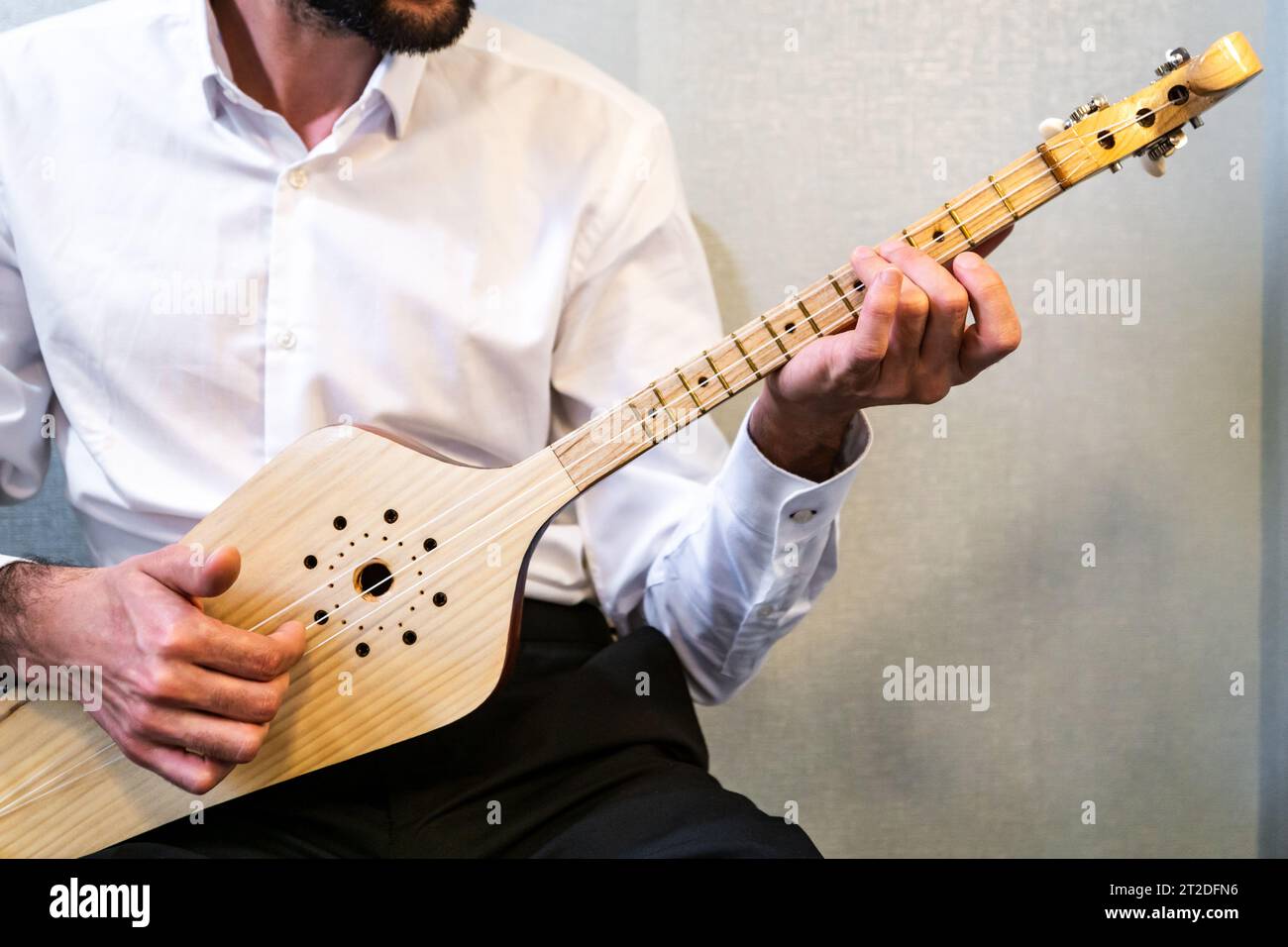 Panduri, traditionelles georgisches Streichinstrument, ein Volksmusikinstrument aus Georgien. Stockfoto