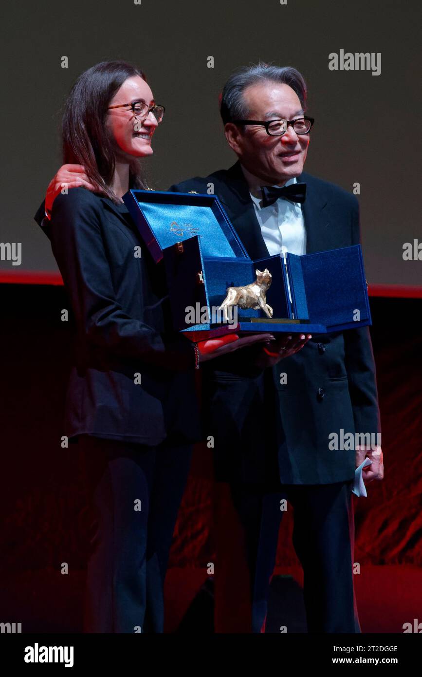 Rom, Italien. Oktober 2023. Shigeru Umebayashi wird von Teho Teardo im Rahmen der Eröffnungszeremonie des 18. Rom Filmfestivals im Auditorium Parco Della Musica am 18. Oktober 2023 in Rom, Italien, mit dem Lifetime Achievement Award ausgezeichnet. (Foto: Massimo Valicchia/NurPhoto) Credit: NurPhoto SRL/Alamy Live News Stockfoto