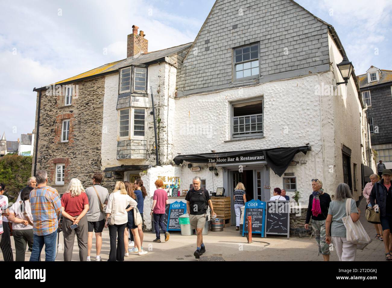 Port Isaac Cornwall, Doc Martin Walk and Talk Tour für Besucher des fiktiven Portwenn, Cornwall, England, Großbritannien Stockfoto