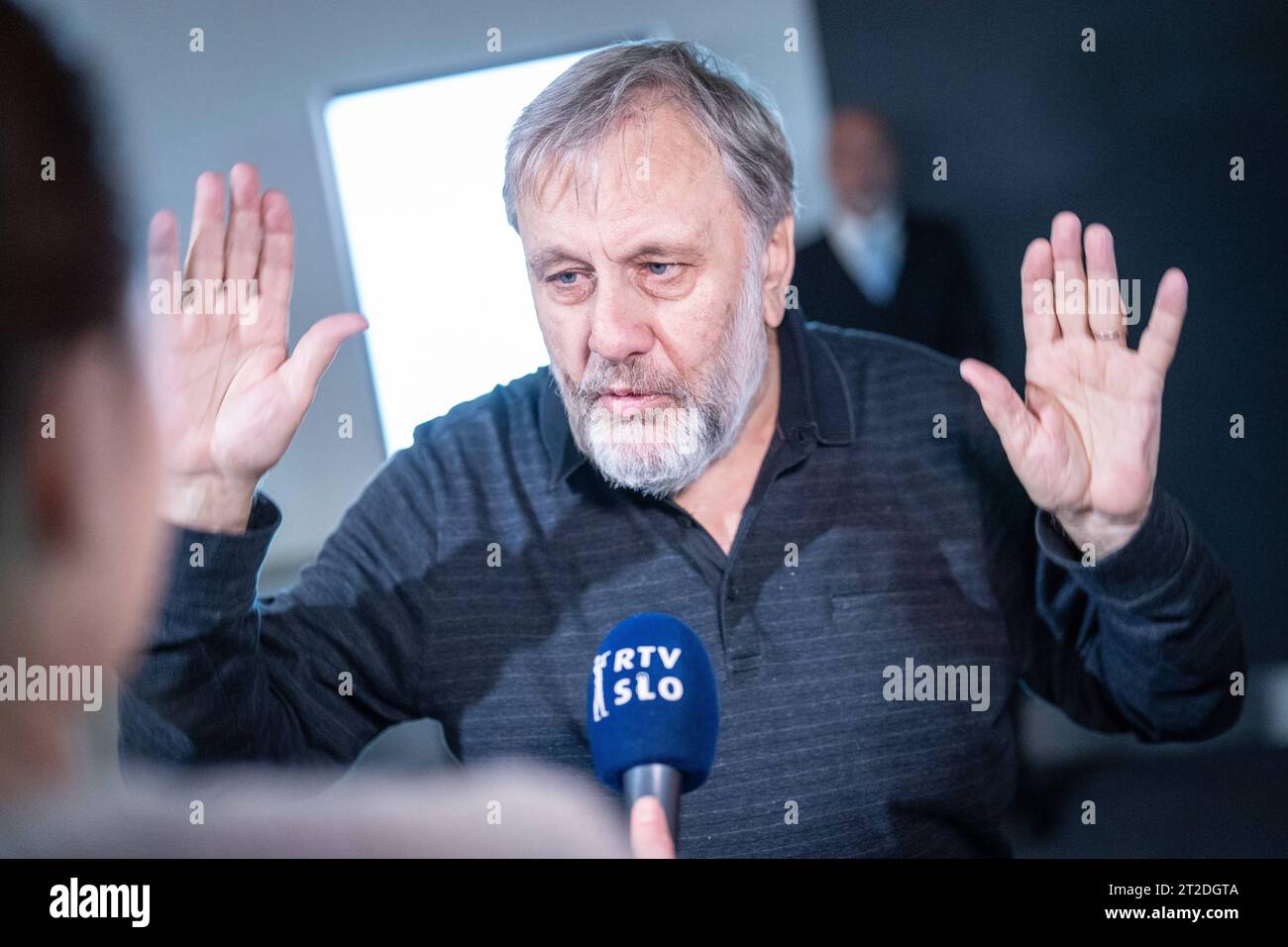 Frankfurter Buchmesse 2023 -Literaturbühne von ARD, ZDF und 3sat Slavoj Zizek im Interview mit dem TV-Sender RTV SLO - Radiotelevizija Slovenija öffentlich rechtlicher Rundfunk Slovenien am Tag nach seiner umstrittenen Rede vom Vortag auf der Eröffnungsfeier der Frankfurter BuchmesseFrankfurter Buchmesse 2023 -Literaturbühne von ARD, ZDF und 3sat Slavoj Zizek im Interview mit dem TV-Sender RTV SLO - Radiotelevizija Slovenija öffentlich rechtlicher Rundfunk Slovenien am Tag nach seiner umstrittenen Rede vom Vortag auf der Erö, Frankfurt Hessen Deutschland Messegelände *** Frankfurter Buchmesse 20 Stockfoto