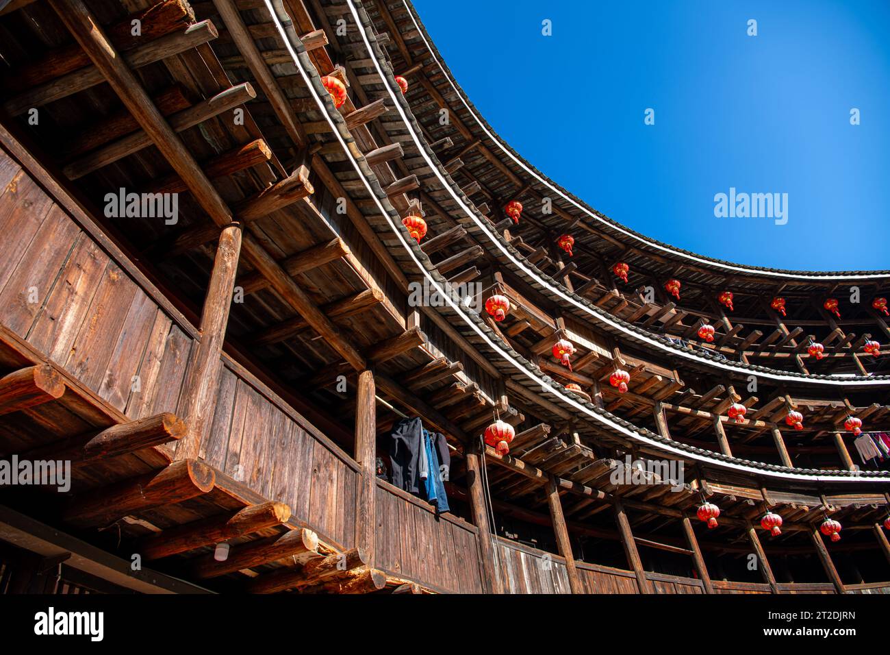 Stellen Sie sich das Innere des größten Tulou vor, Fujian, China. Übersetzung aus dem chinesischen Erdgebäude. UNESCO-Weltkulturerbe Stockfoto Stellen Sie sich das Innere des größten Tulou vor, Fujian, China. Übersetzung aus dem chinesischen Erdgebäude. UNESCO-Weltkulturerbe Stockfoto