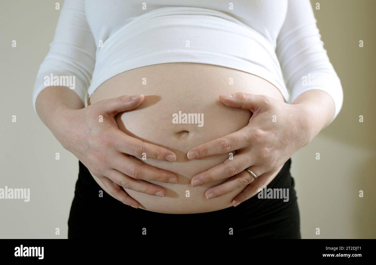 Aktenfoto vom 04/14 von einer Frau, die sieben Monate nach ihrer Schwangerschaft ihren Magen hält. Fruchtbarkeits-„Add-Ons“ müssen in einem neuen System bewertet werden, um unbewiesene oder unsichere Behandlungen ahnungsloser Patienten hervorzuheben. Ausgabedatum: Donnerstag, 19. Oktober 2023. Stockfoto