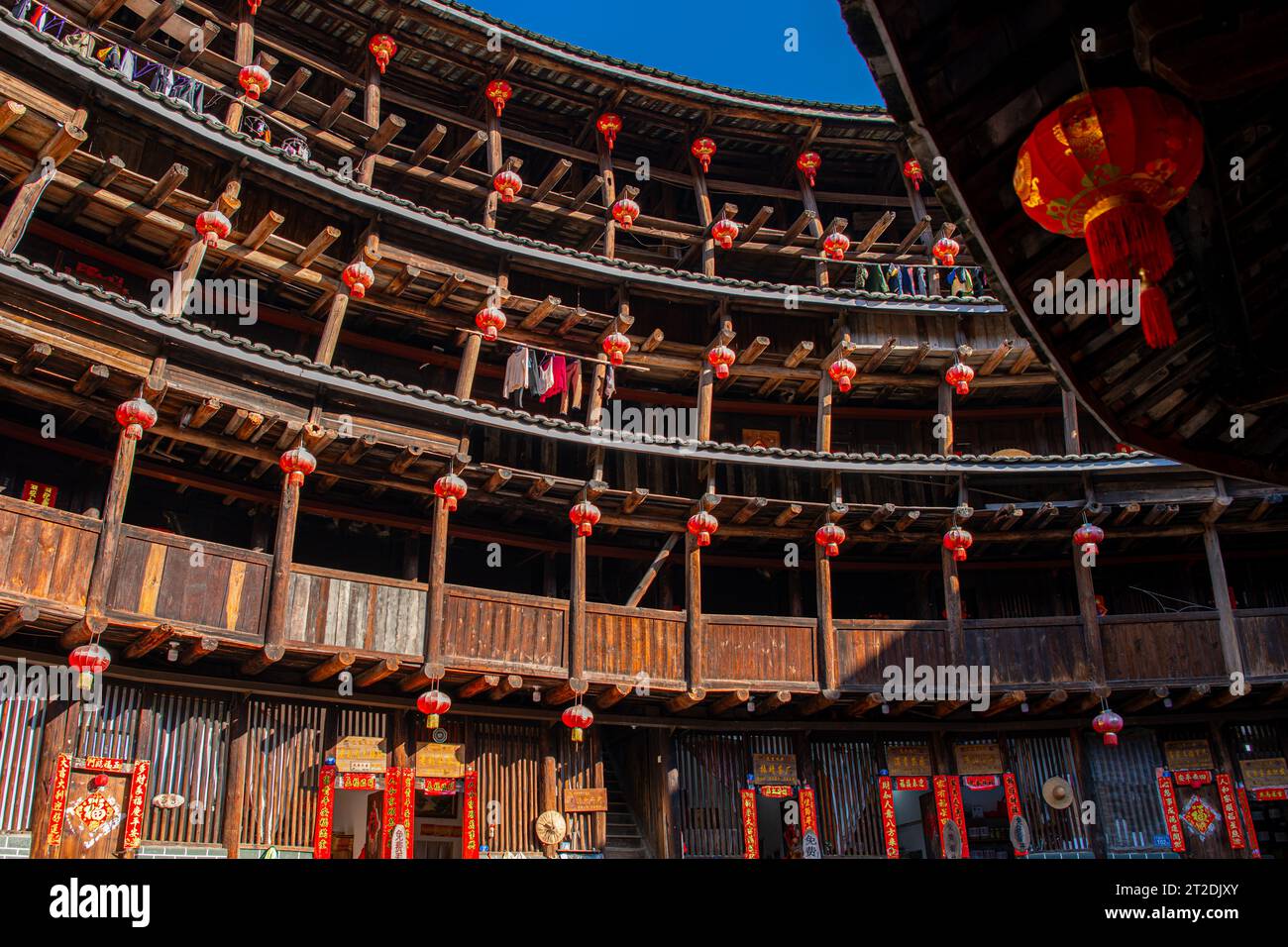 TULOU CLUSTER, FUJIAN, CHINA. 17. FEBRUAR 2021: Yuchang-Gebäude für das chinesische Neujahr dekoriert Stockfoto TULOU CLUSTER, FUJIAN, CHINA. 17. FEBRUAR 2021: Yuchang-Gebäude für das chinesische Neujahr dekoriert Stockfoto
