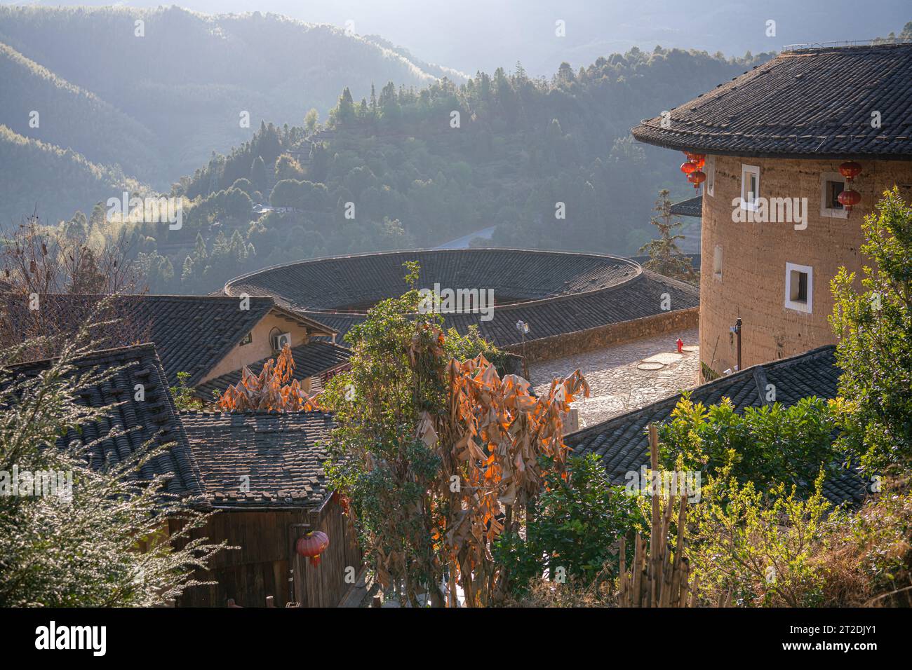 Traditionelle chinesische Tulou-Hütten, eine Sehenswürdigkeit aus der chinesischen Provinz Fujian. Diese großen runden Hütten werden noch immer bewohnt Stockfoto Traditionelle chinesische Tulou-Hütten, eine Sehenswürdigkeit aus der chinesischen Provinz Fujian. Diese großen runden Hütten werden noch immer bewohnt Stockfoto