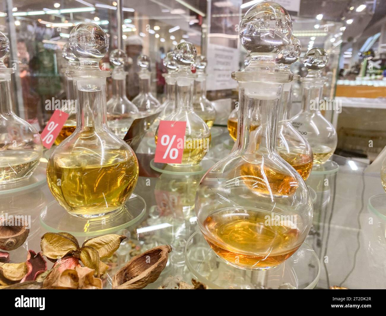 Parfums in transparenten Flaschen. Duftmischung, Parfümessenz, Körperwasser-Schöpfung. Aromaspray, Labor mit Flüssigkeiten. Stockfoto