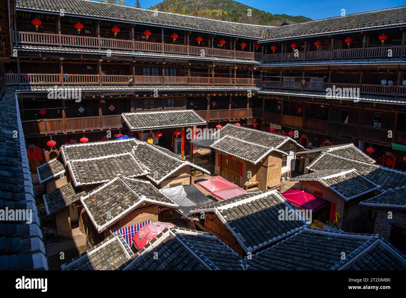 Die Dächer von Tulou, einer traditionellen chinesischen Architektur in der Provinz Fujian, China, wurden an einem sonnigen Tag gedreht. Hintergrund, Tulou King Gebäude Stockfoto Die Dächer von Tulou, einer traditionellen chinesischen Architektur in der Provinz Fujian, China, wurden an einem sonnigen Tag gedreht. Hintergrund, Tulou King Gebäude Stockfoto