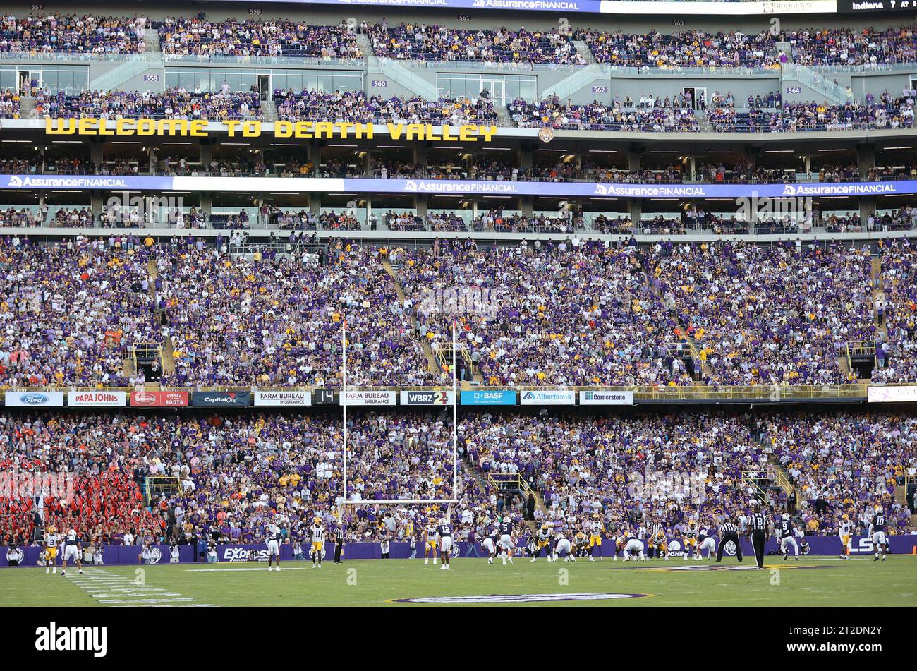 Die LSU Tigers treten am Samstag, den 14. Oktober 2023, bei einem Fußballspiel der Southeastern Conference im Tiger Stadium in Baton Rouge, Louisiana, gegen die Auburn Tigers an. (Foto: Peter G. Forest/SIPA USA) Stockfoto