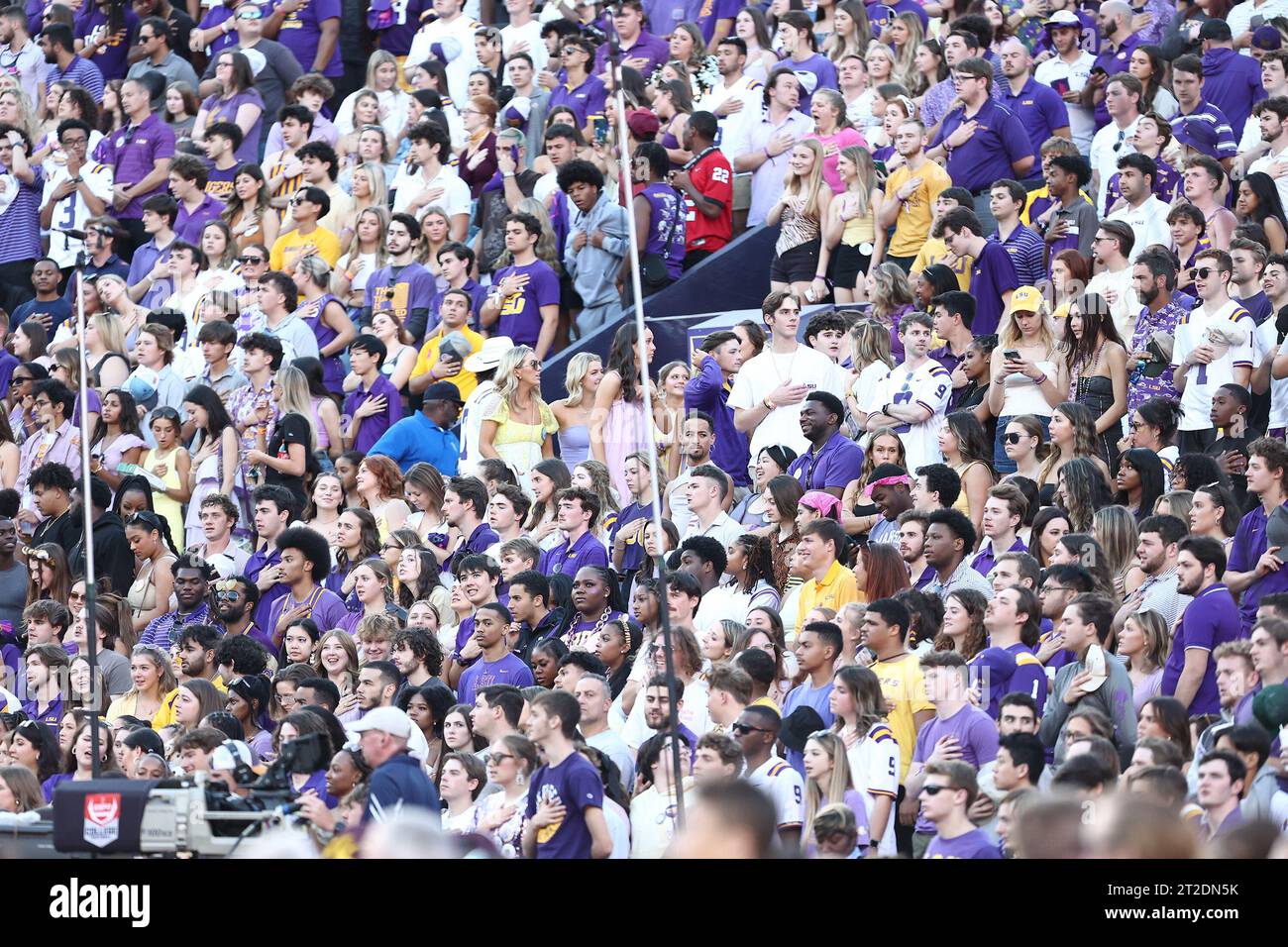 Die Fans der LSU Tigers bejubeln ihr Team bei einem Fußballspiel der Southeastern Conference im Tiger Stadium in Baton Rouge, Louisiana, am Samstag, den 14. Oktober 2023. (Foto: Peter G. Forest/SIPA USA) Stockfoto