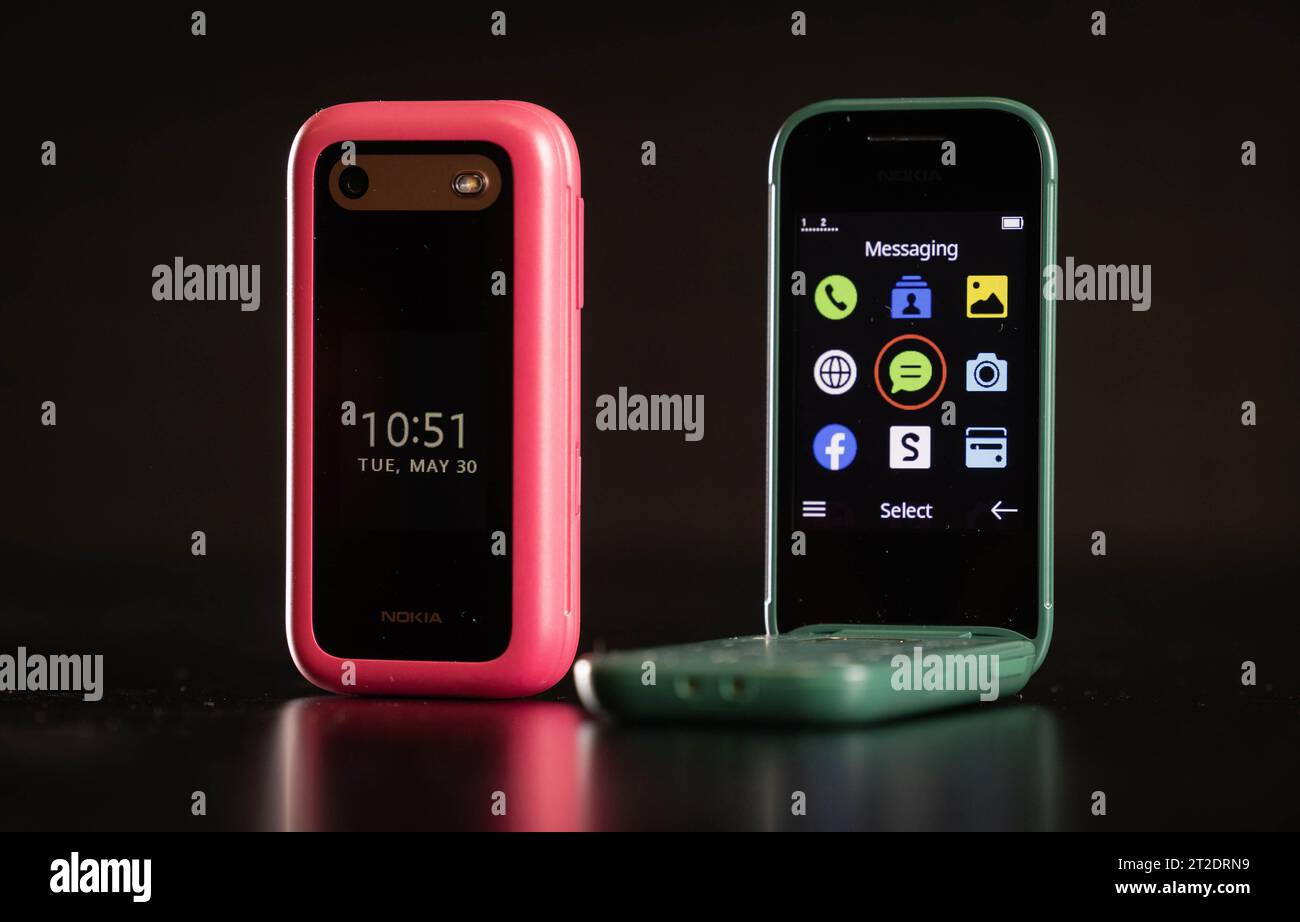 Datei Photio datiert vom 5/2023 von Nokias Handys, zwei brandneuen 2660 Flip Handys in Pop Pink und Lush Green. Der Telefonhersteller Nokia hat angekündigt, bis Ende 2026 bis zu 14.000 Arbeitsplätze abzubauen, um die Kosten drastisch zu senken. Das finnische Technologieunternehmen sagte, dass der Umzug Teil der Bemühungen sei, den Betrag innerhalb von drei Jahren bis zu 1,2 Milliarden Euro einzusparen. Ausgabedatum: Donnerstag, 19. Oktober 2023. Stockfoto