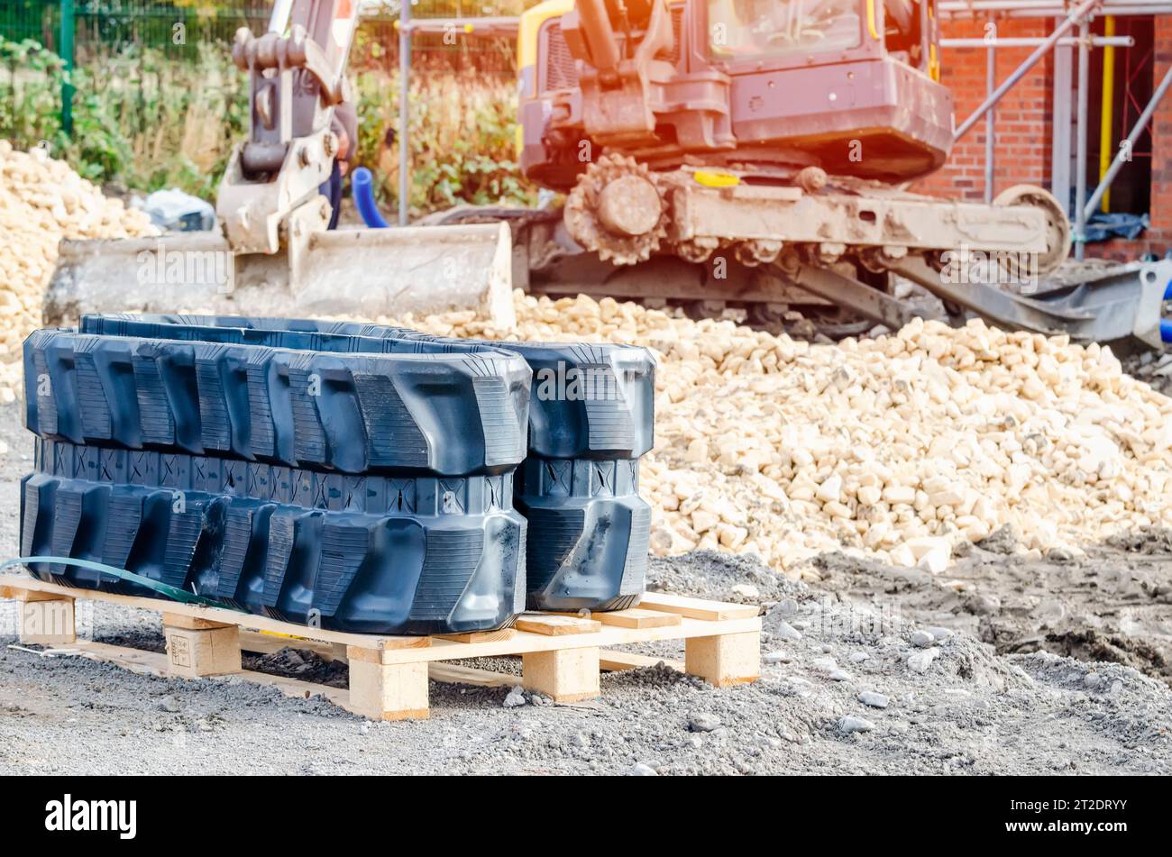 Neue Gummikette für Minibagger auf der Baustelle Stockfoto