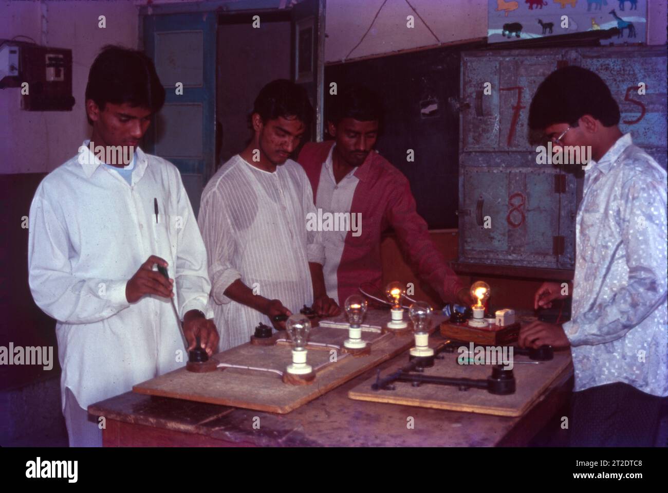 Schüler Lernen Elektrische Anschlüsse Und Verkabelung, Industrieschulung, Indien Stockfoto