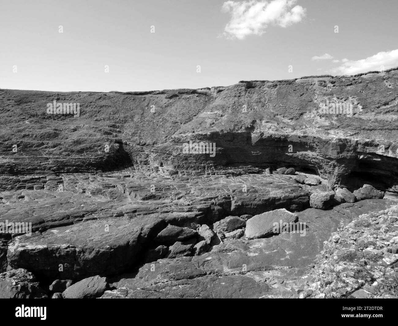 Klippen und grüne Hügel im Hintergrund, Felsen und lagune, Schönheit in der Natur. Die Tapete für Urlaubsreisen Stockfoto