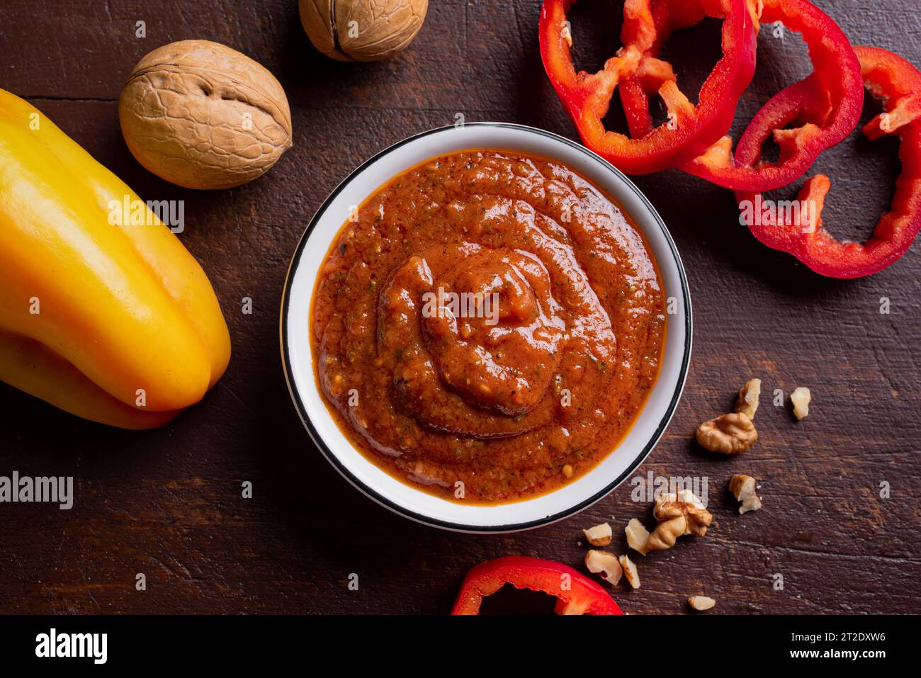Walnuss und gebratene Paprika Dip Muhammara oder Adjika Nahaufnahme. Arabisch gesundes veganes Essen. Nahöstliche Küche. Stockfoto