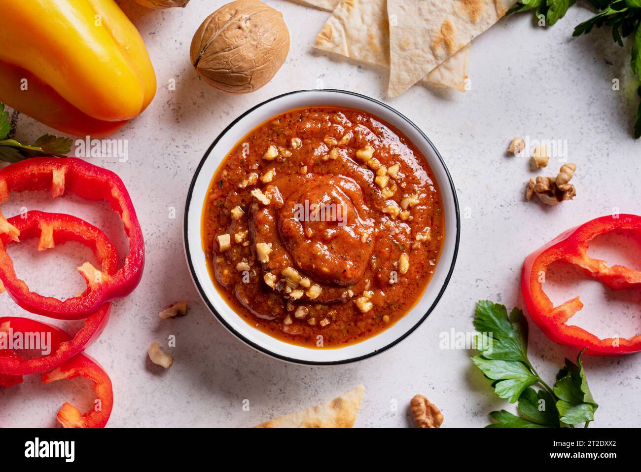 Walnuss und gebratener Paprika Dip Muhammara mit Pita und rotem Pfeffer. Arabisch gesundes veganes Essen. Nahöstliche Küche. Stockfoto