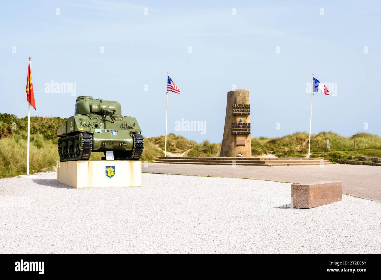 Ein Sherman-Panzer vor der Gedenkstätte für die Landung der alliierten Streitkräfte und der französischen 2. Panzerdivision von General Leclerc in Utah Beach, Normandie Stockfoto
