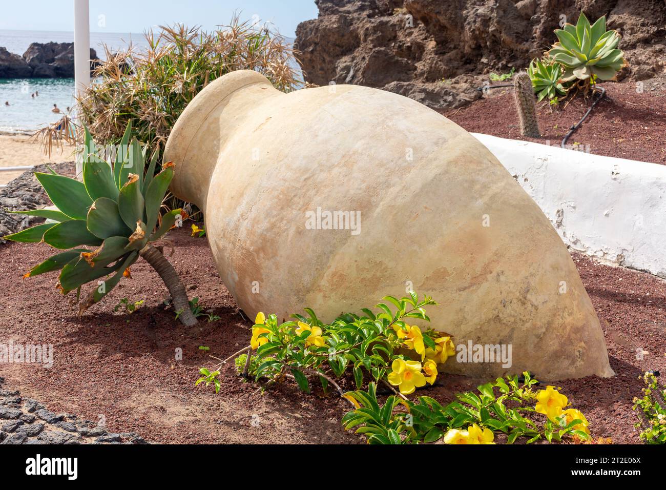 Große dekorative Vase im Garten, Playa Chica, Puerto del Carmen, Lanzarote, Kanarische Inseln, Königreich Spanien Stockfoto