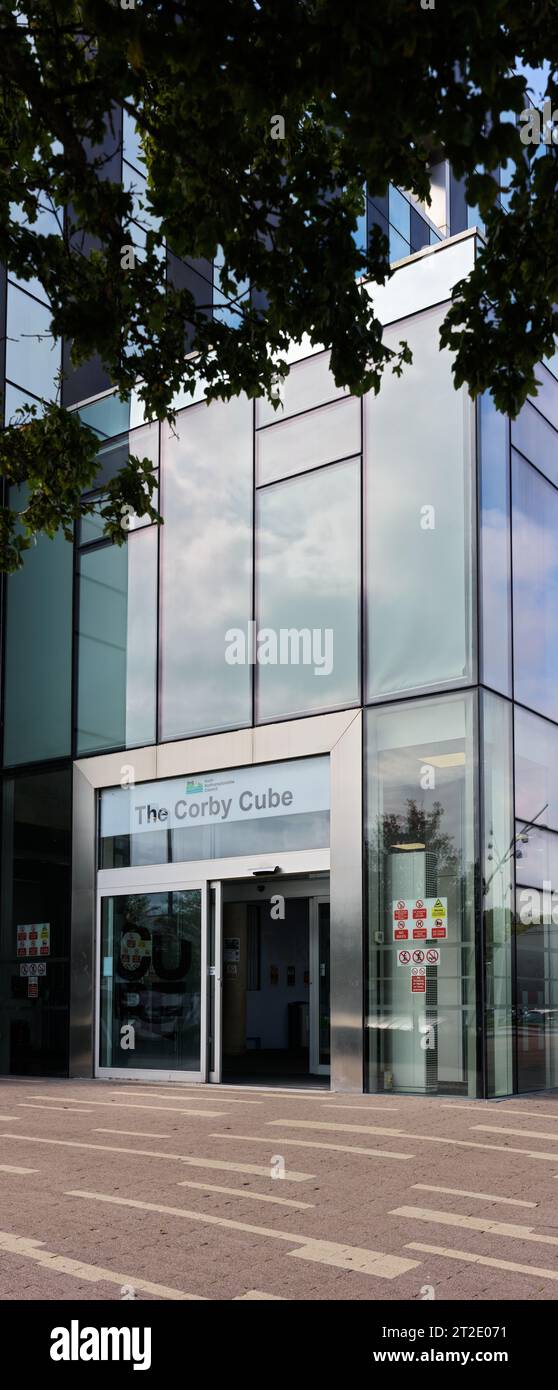 Corby Cube, North Northamptonshire Council Headquarters, England, umfasst eine ratskammer, ein Registerbüro, eine öffentliche Bibliothek und ein Theater. Stockfoto