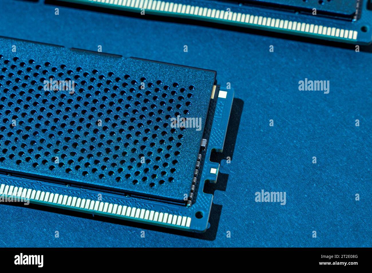 Computer-RAM-Chip. Speichermodule. Computertechnik. Konzept der PC-Hardware. DIMM-DDR4 mit Neon-Hintergrundbeleuchtung Stockfoto