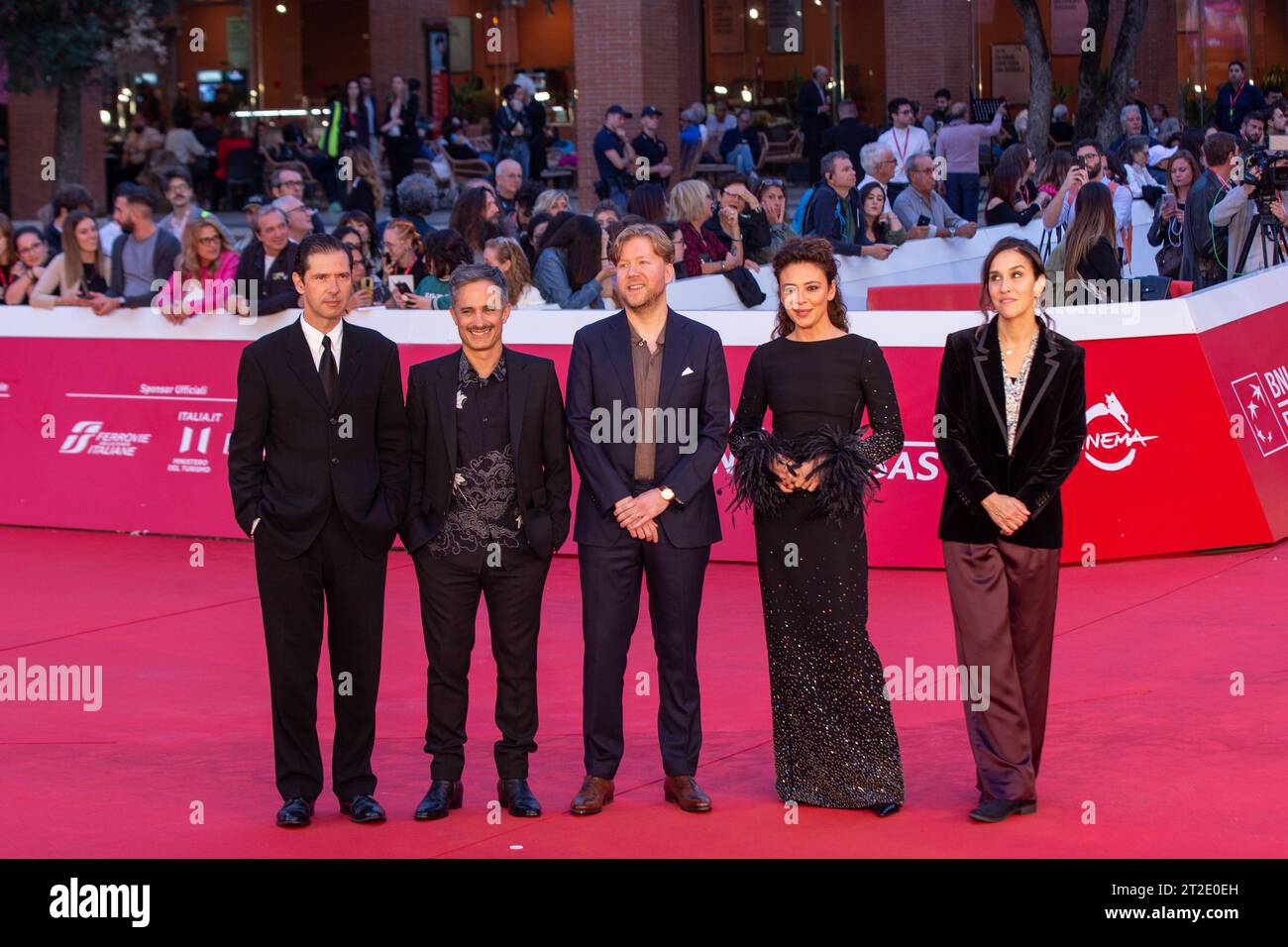 Rom, Italien. Oktober 2023. Gael Garcia Bernal, Sarah Gavron, Mikko Myllylahti, Melvil Poupaud, Jasmine Trinca nehmen am 18. Oktober 2023 am roten Teppich der Eröffnungsnacht der 18. Ausgabe des Rome Film Festivals Teil (Foto: Matteo Nardone/Pacific Press) Credit: Pacific Press Media Production Corp./Alamy Live News Stockfoto