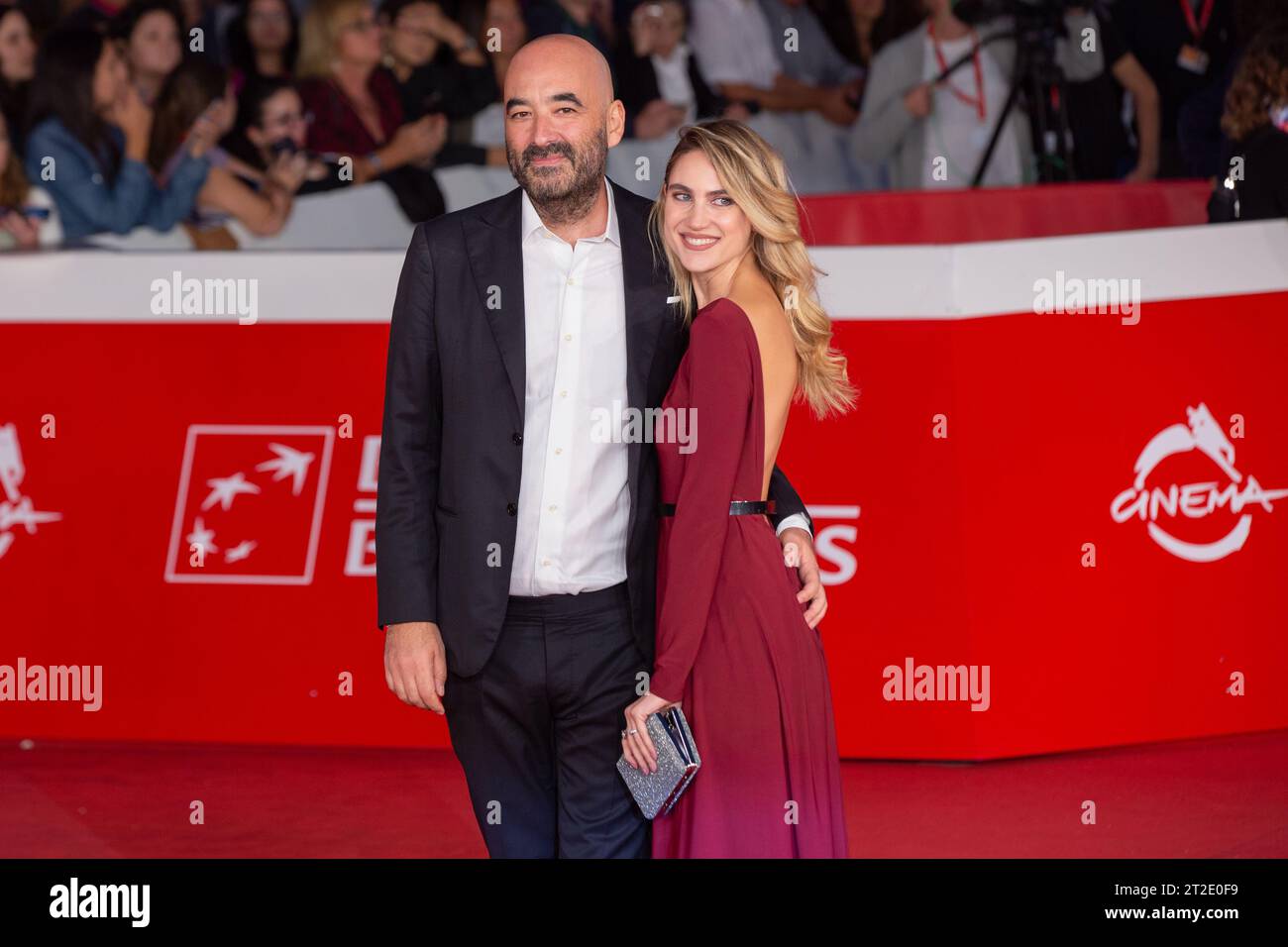 Rom, Italien. Oktober 2023. Nicola Guaglianone und Miriam Galanti besuchen den roten Teppich der Eröffnungsnacht der 18. Ausgabe des Rome Film Festivals am 18. Oktober 2023 (Foto: Matteo Nardone/Pacific Press) Credit: Pacific Press Media Production Corp./Alamy Live News Stockfoto