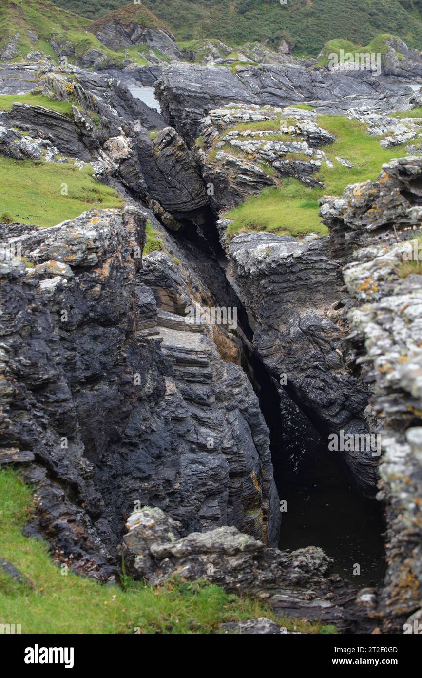 Spektakuläre Schluchten, Bögen und Seestapel prägen die Küste zwischen Kintra und Port Alsaig auf Islay. Stockfoto