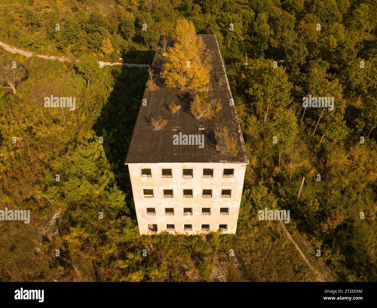 Verlassene Wohngegend und Gebäude. Sieht aus wie die Geisterstadt Pripyat, Tschernobyl-Zone, Ukraine. Die Leute haben diesen Ort vor langer Zeit verlassen. Haus Stockfoto